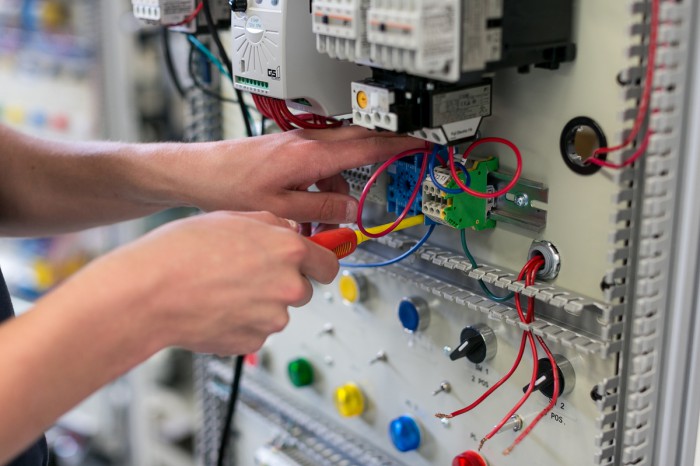Electricista madrid 24h/7 — en Parla