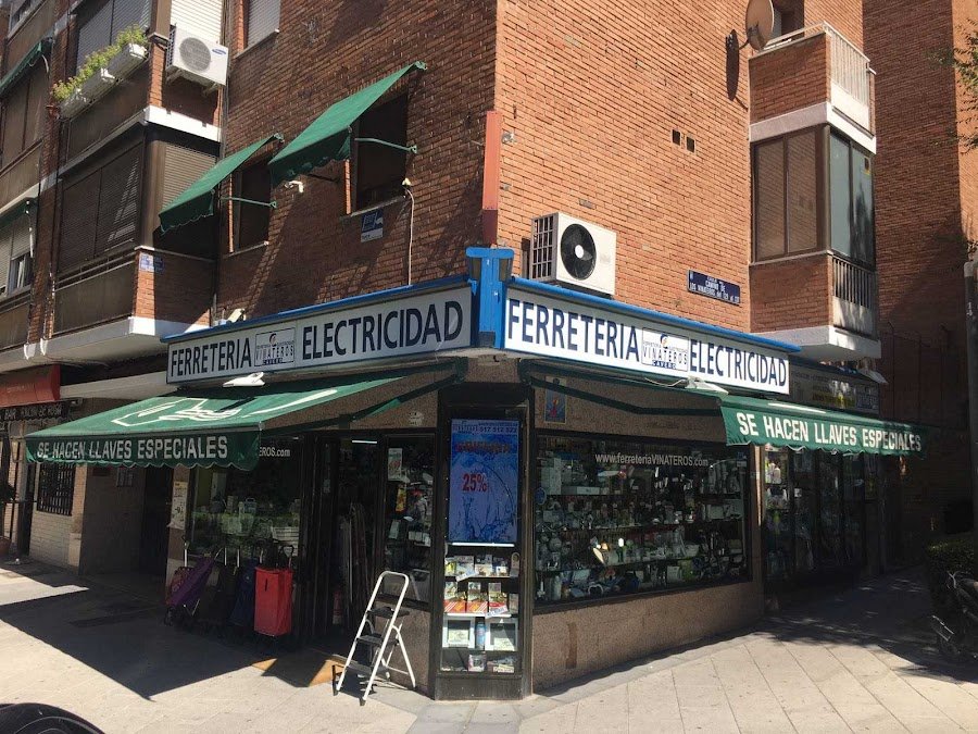 Ferretería Cavero — Cerrajeros en Moratalaz